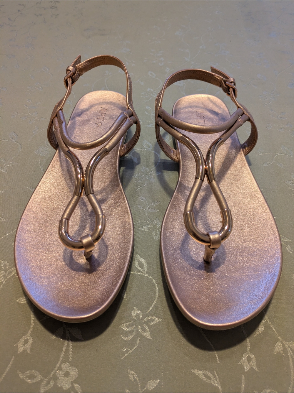 Apt 9 women's gold thong strappy sandals, size 8.5 M
